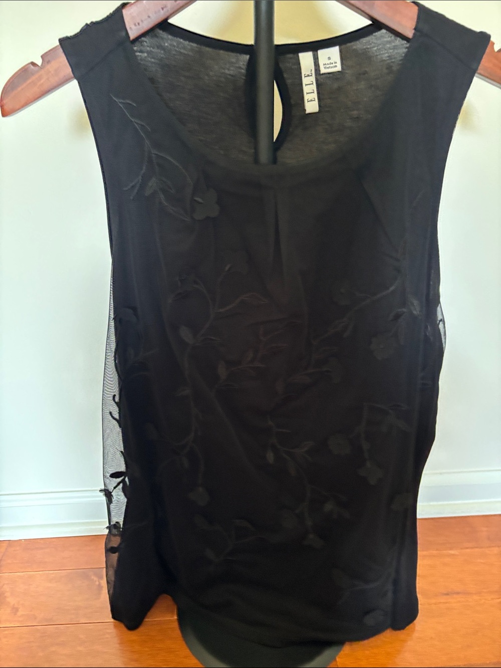 Elle Women’s Black Floral Tank Size Small Lightweight Blouse